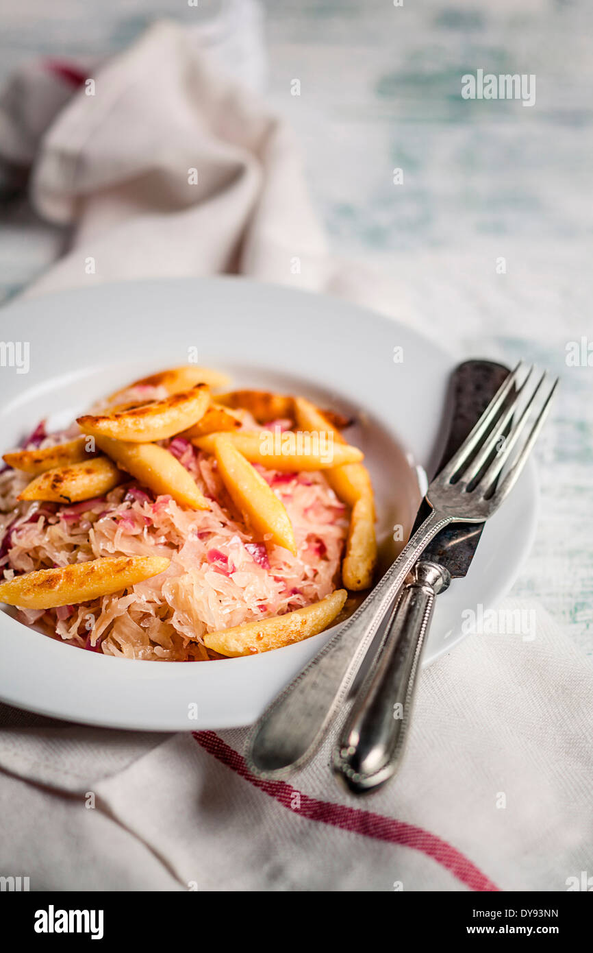 Boulettes de pommes de terre en forme de doigt avec la choucroute prêt à manger Banque D'Images