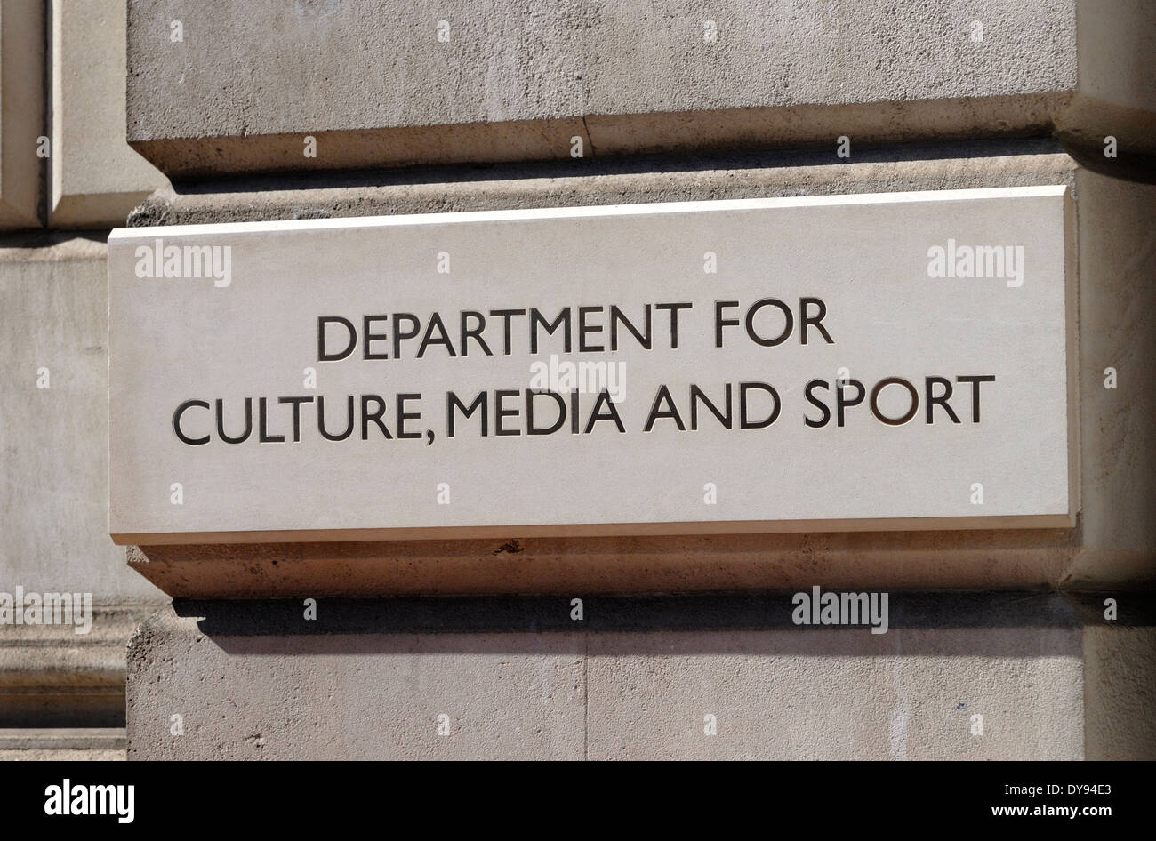 Londres, Angleterre, Royaume-Uni. Ministère de la Culture, des médias et du Sport - entrée dans Whitehall Banque D'Images