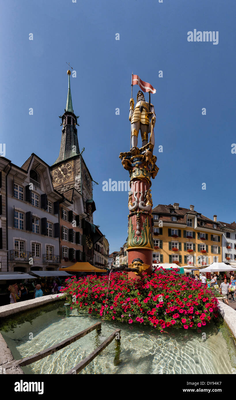 Bien Ursenbrunnen Zeitglockenturm Fontaine Saint place du marché de l'eau village ville fleurs été personnes Soleure Suisse, Banque D'Images