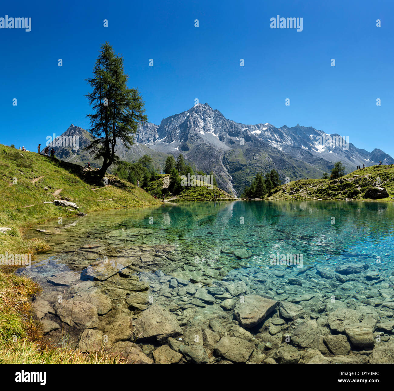 Lac Bleu paysage lac eau été montagne hills personnes La Gouille Val d