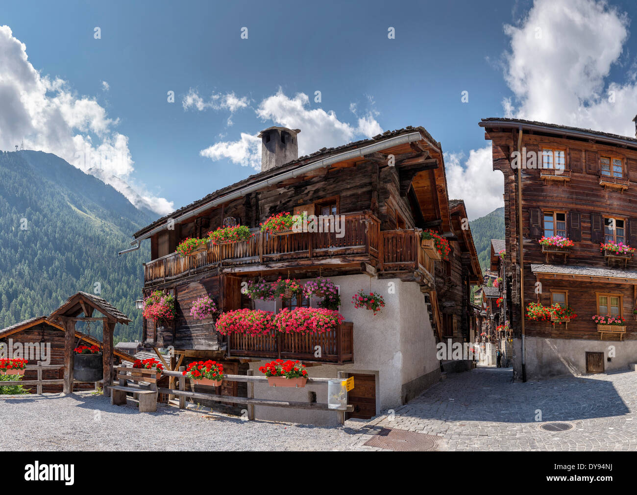 Chalet en bois traditionnel ancien village ville fleurs été collines  montagnes Grimentz Val d'Anniviers Valais Valais Photo Stock - Alamy