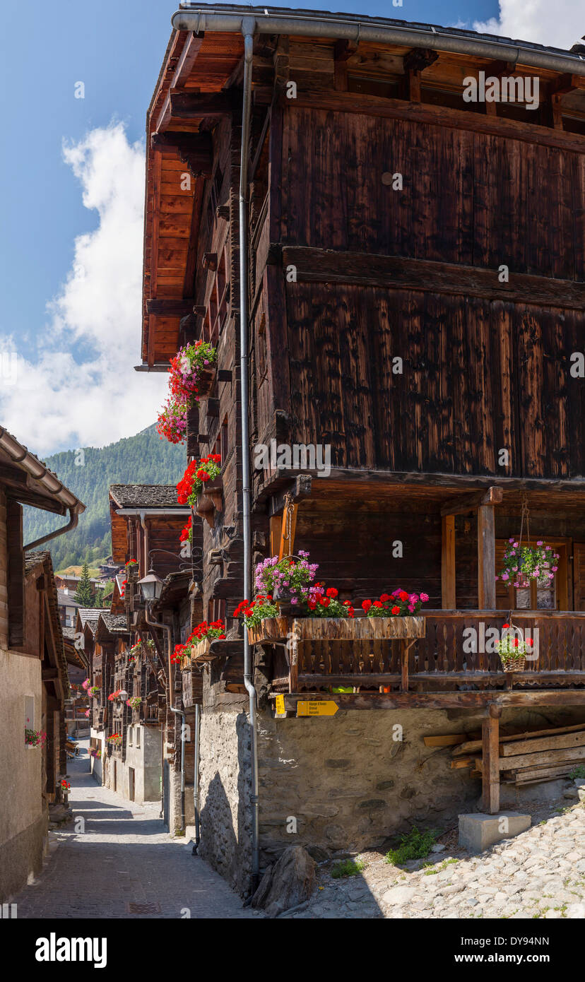 Chalet en bois traditionnel ancien village ville fleurs été Grimentz Val d'Anniviers Valais Valais Suisse Euro Banque D'Images