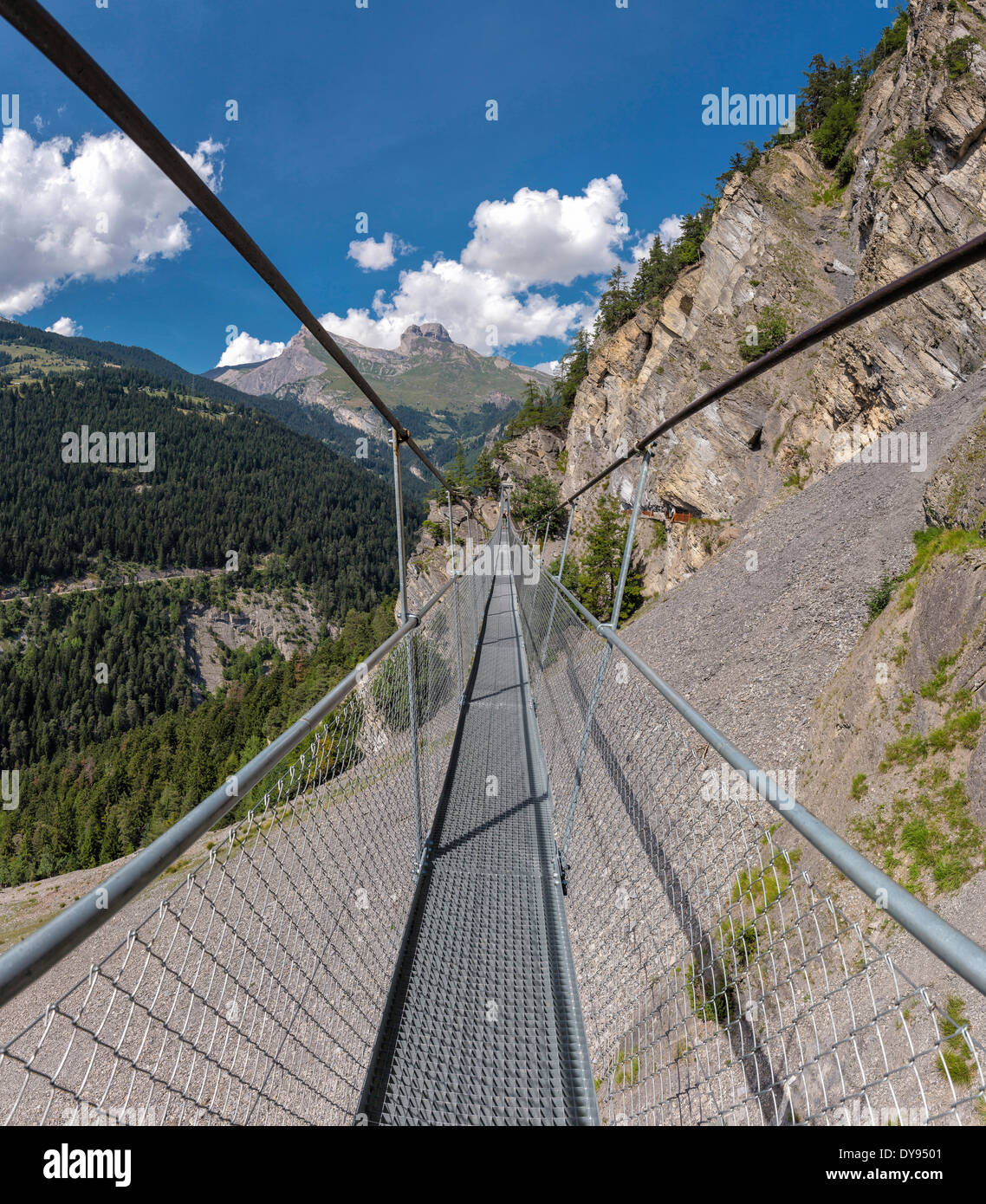 Bisse Bisse du Torrent Neuf pont tournant, pont suspendu wobbly paysage montagnes d'été de l'aventure direction Savièse collines Wallis Vala Banque D'Images