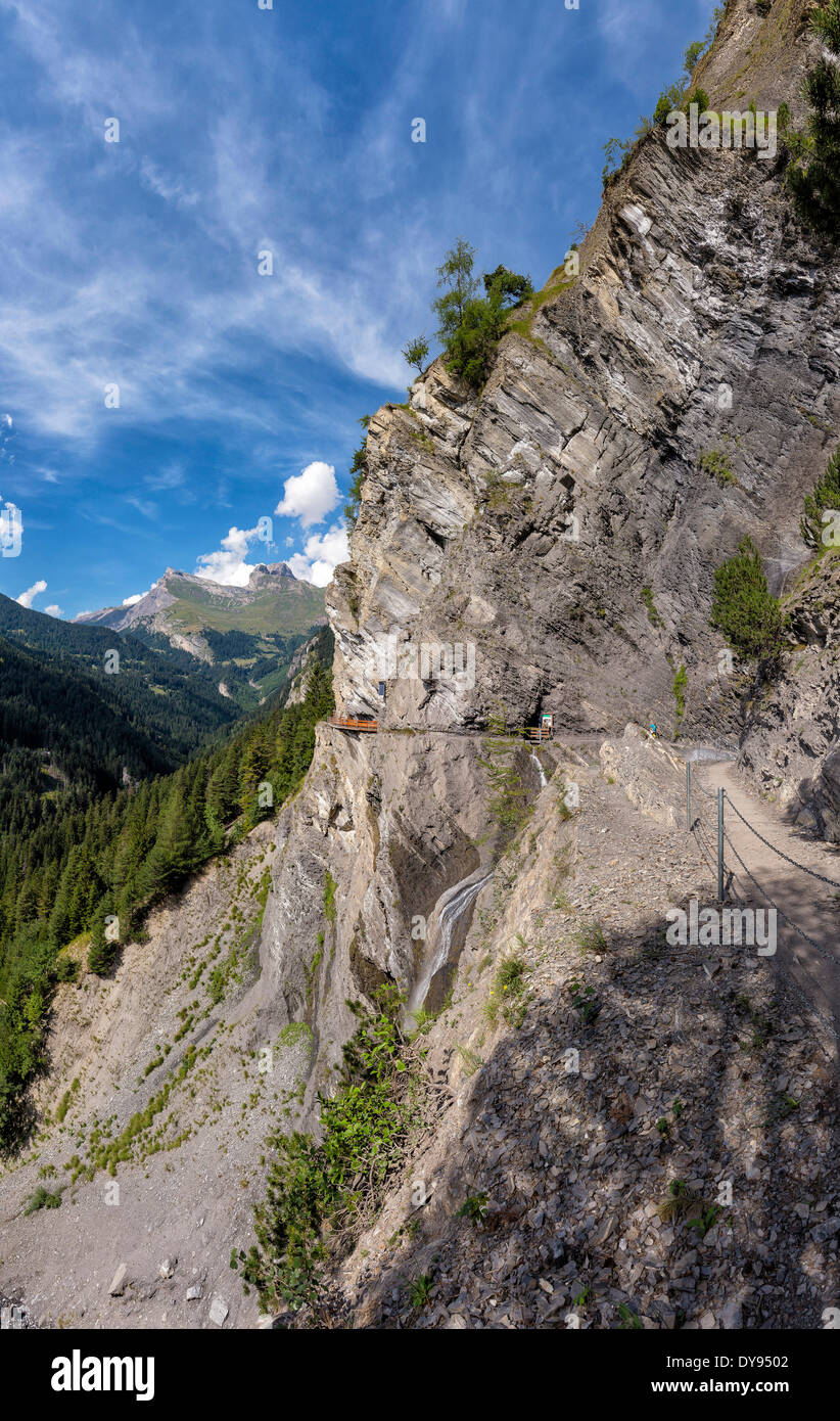 Bisse Bisse du Torrent Neuf trottoir de bois d'été paysage collines montagnes falaise Wallis direction Savièse Valais Suisse ue Banque D'Images