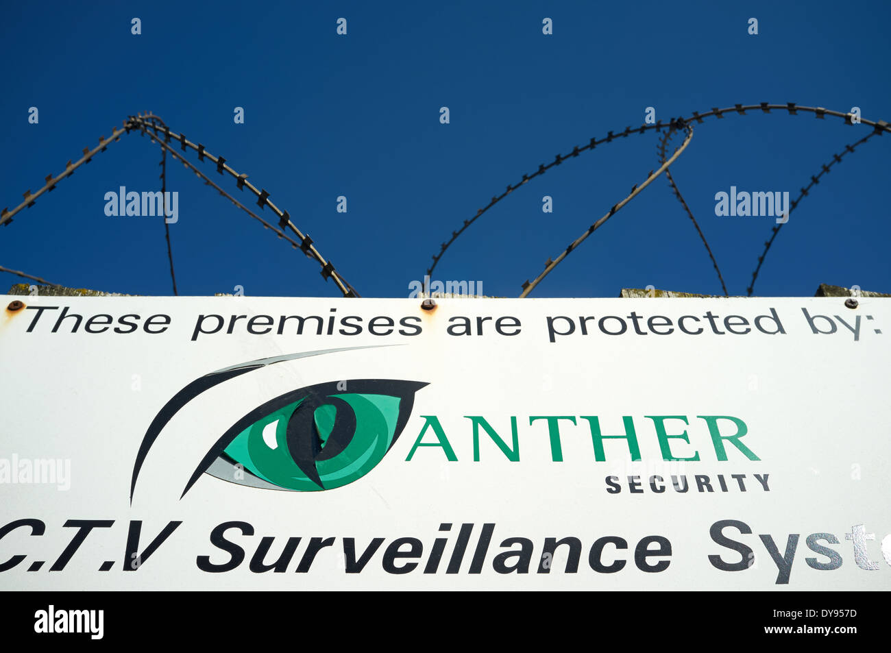 Système de surveillance C.T.V. et barbelés Banque D'Images