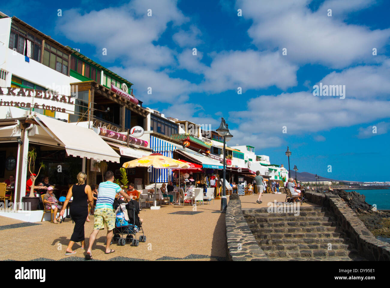 Avenida Maritima promenade en bord de mer, Playa Blanca, Lanzarote, Canary Islands, Spain, Europe Banque D'Images