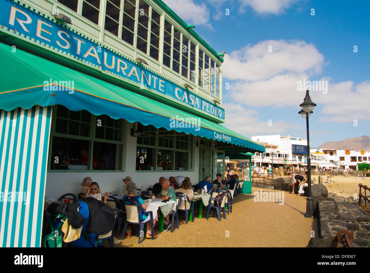 Restaurant, Avenida Maritima promenade en bord de mer, Playa Blanca, Lanzarote, Canary Islands, Spain, Europe Banque D'Images