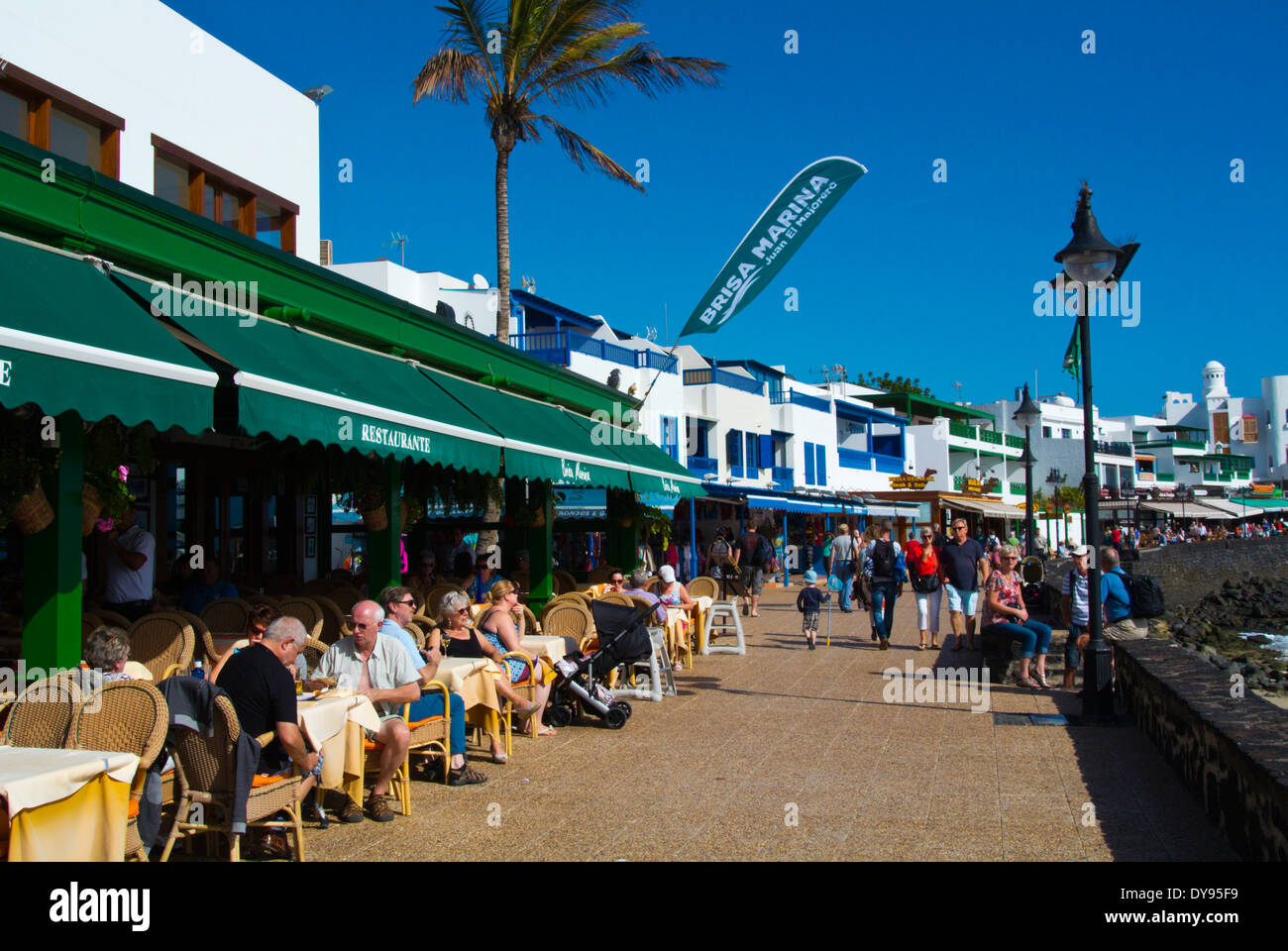 Avenida Maritima promenade en bord de mer, Playa Blanca, Lanzarote, Canary Islands, Spain, Europe Banque D'Images