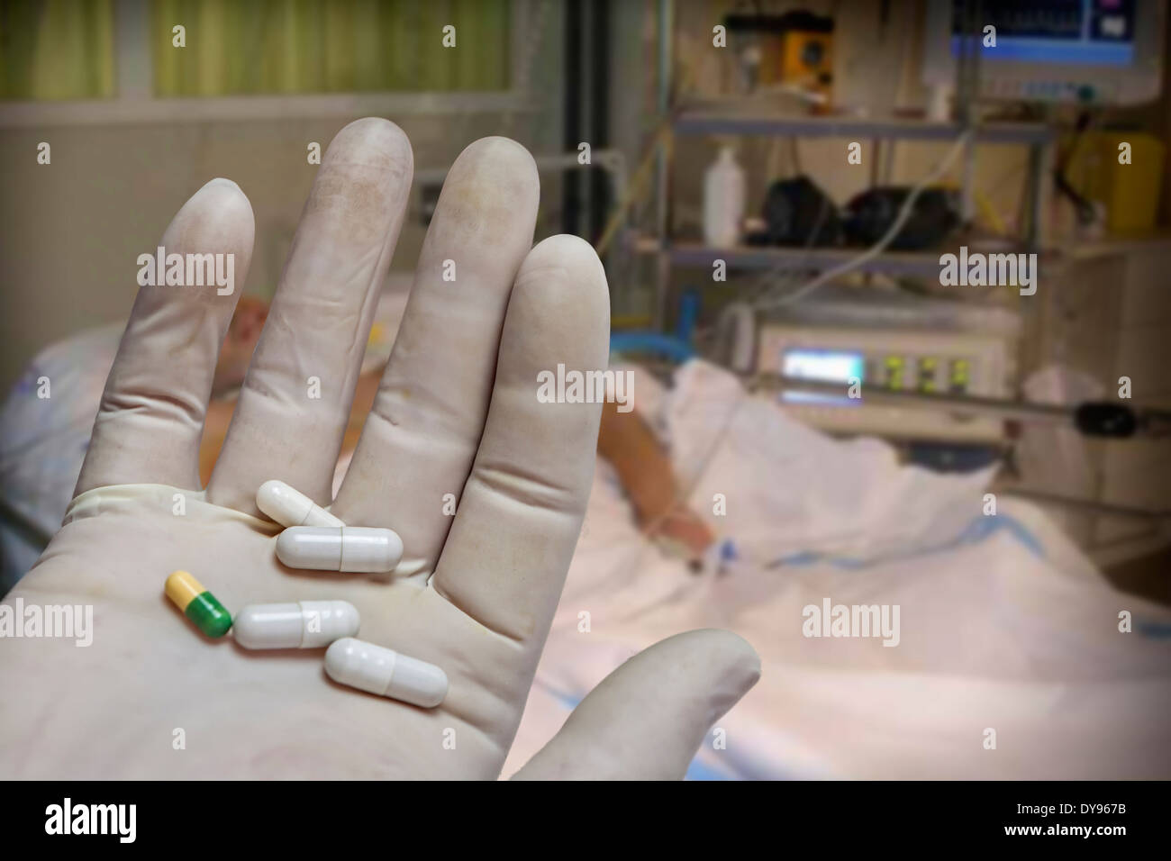 La main avec des gants en latex blanc prend en charge plusieurs comprimés dans l'hôpital Banque D'Images