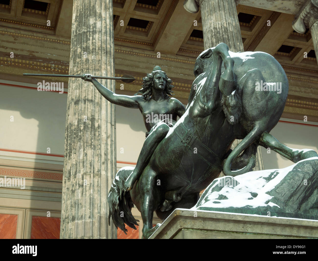 Statue de combats Amazon femme d1842 avant d'entrée de la célèbre vieux musée de Berlin, Allemagne Banque D'Images