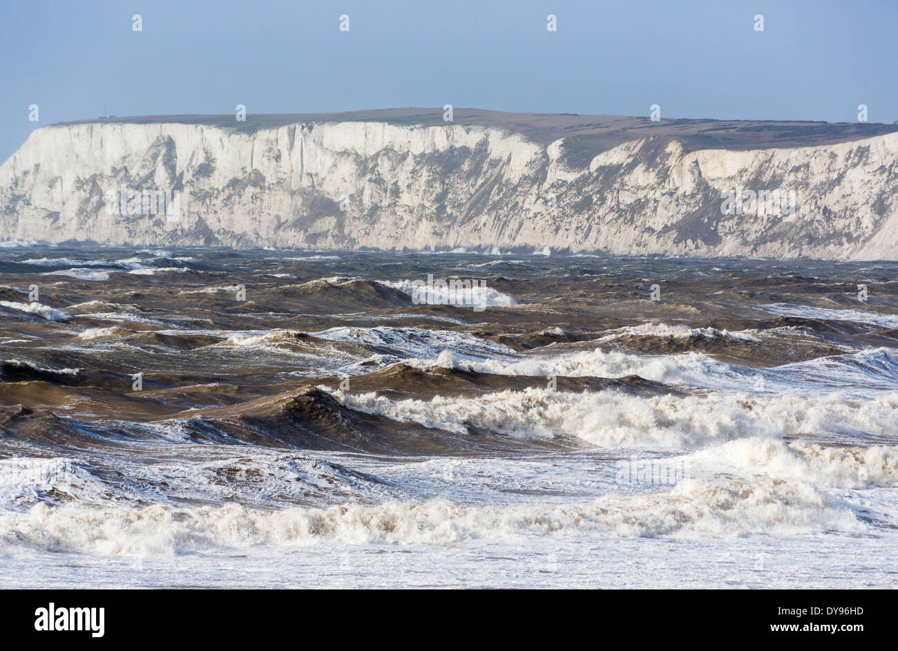 Falaises Blanches, avec l'état de la mer et des vagues en pleine tempête à Compton Bay, île de Wight, Tennyson en bas derrière Banque D'Images
