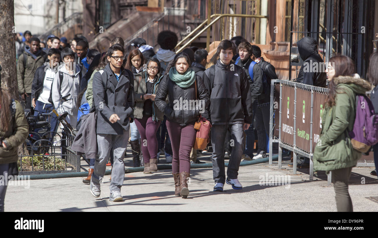 Les étudiants de Brooklyn Tech High School après l'école dans le quartier Fort Greene de Brooklyn, New York. Banque D'Images