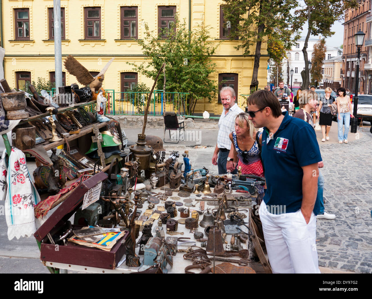 Les gens au marché aux puces à Kiev Ukraine Banque D'Images
