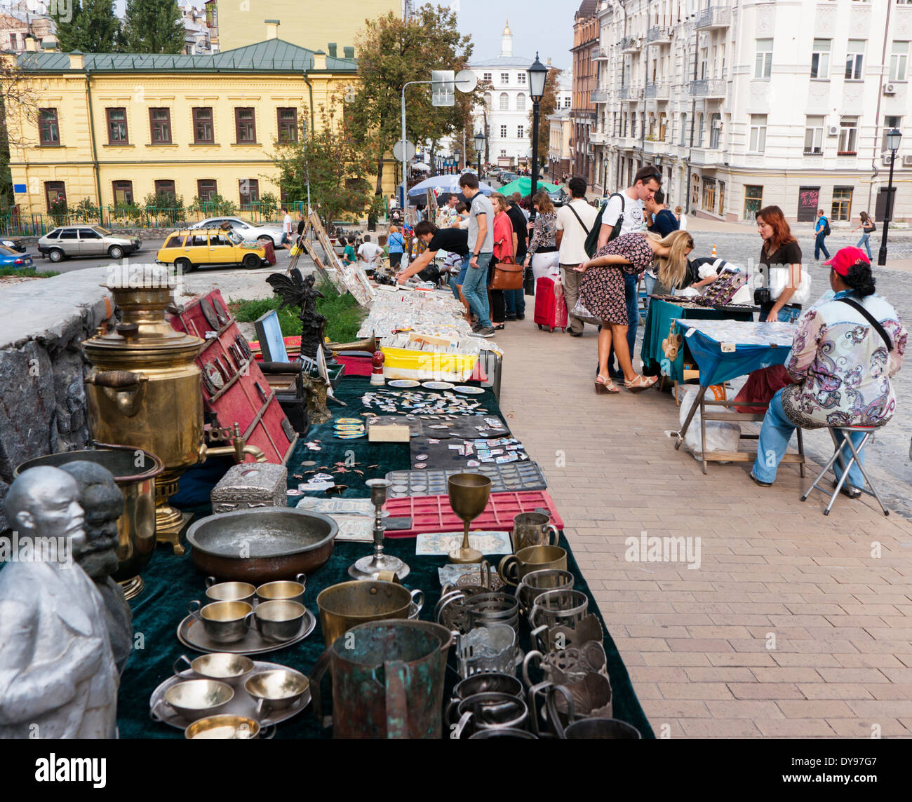 Les gens au marché aux puces à Kiev Ukraine Banque D'Images