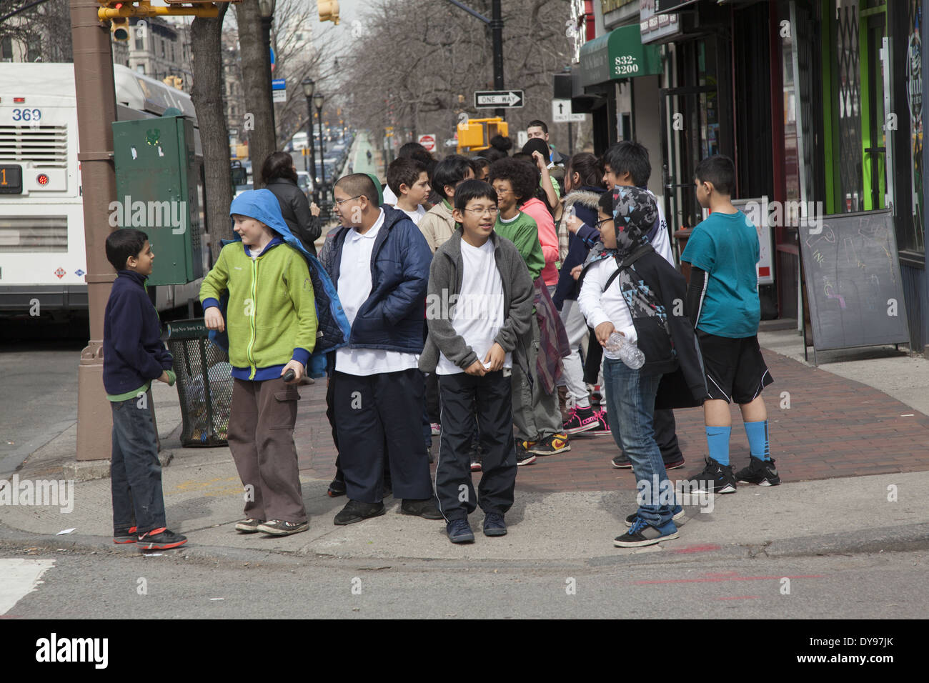 Les enfants de l'école avec leur classe sur une excursion dans le quartier Windsor Terrace, Brooklyn, New York. Banque D'Images