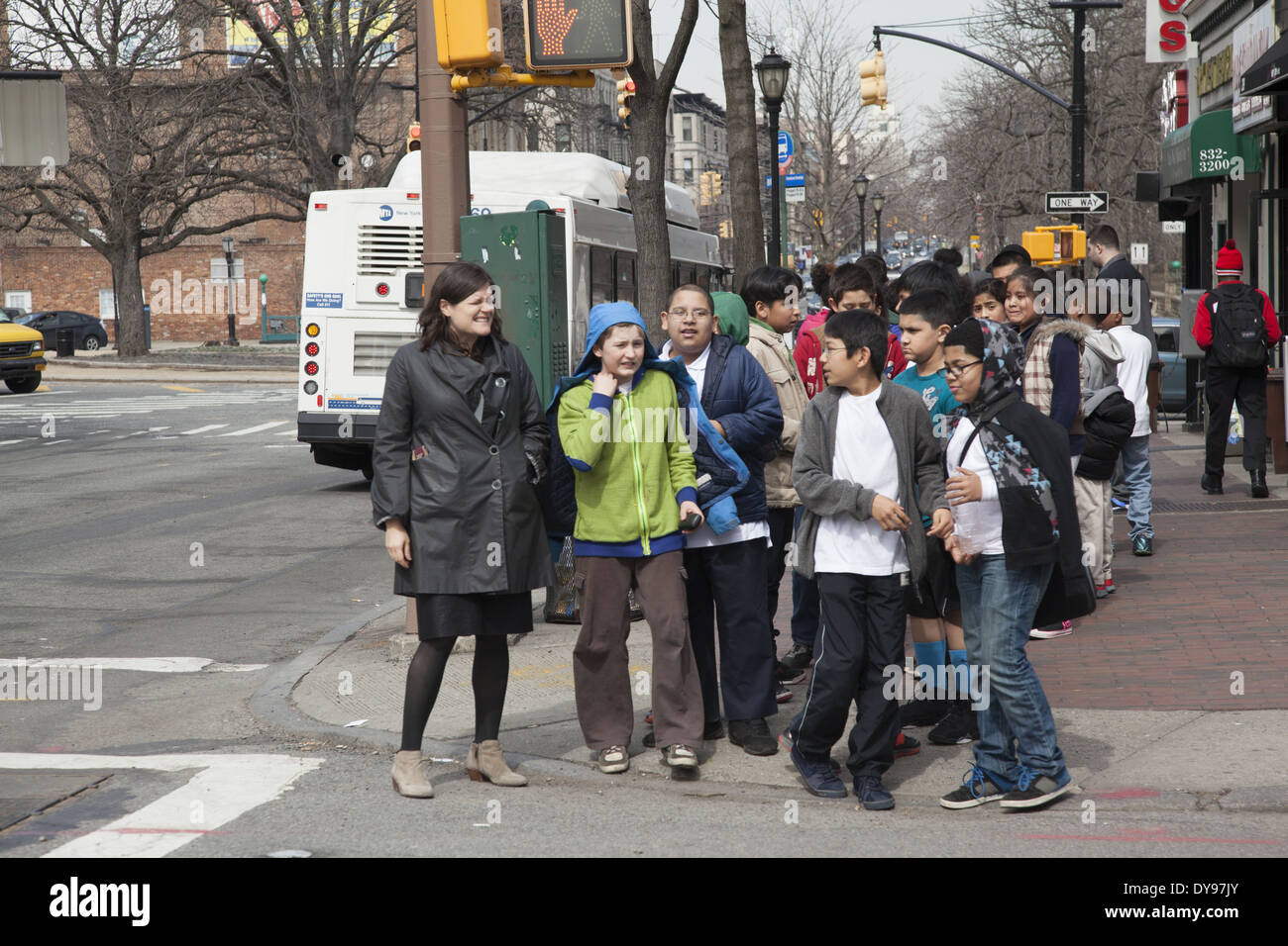Les enfants de l'école avec leur classe sur une excursion dans le quartier Windsor Terrace, Brooklyn, New York. Banque D'Images