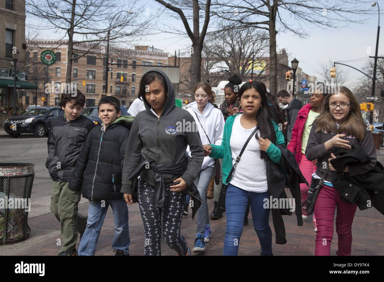 Les enfants de l'école avec leur classe sur une excursion dans le quartier Windsor Terrace, Brooklyn, New York. Banque D'Images