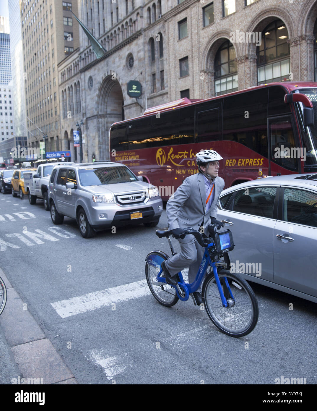 L'homme monte un vélo Citi pour battre le trafic sur 42nd Street à Manhattan, l'un des centres urbains les plus congestionnées n'importe où. NYC. Banque D'Images