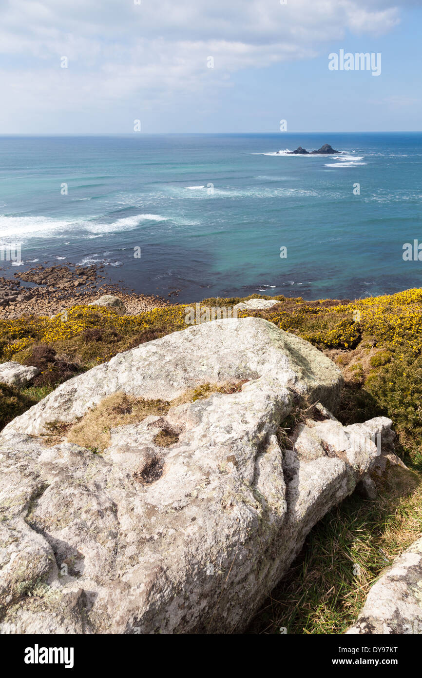 Le South West Coast Path, près de cape Cornwall Cornwall St Just West Country England UK avec le Brisons les roches de la distance Banque D'Images