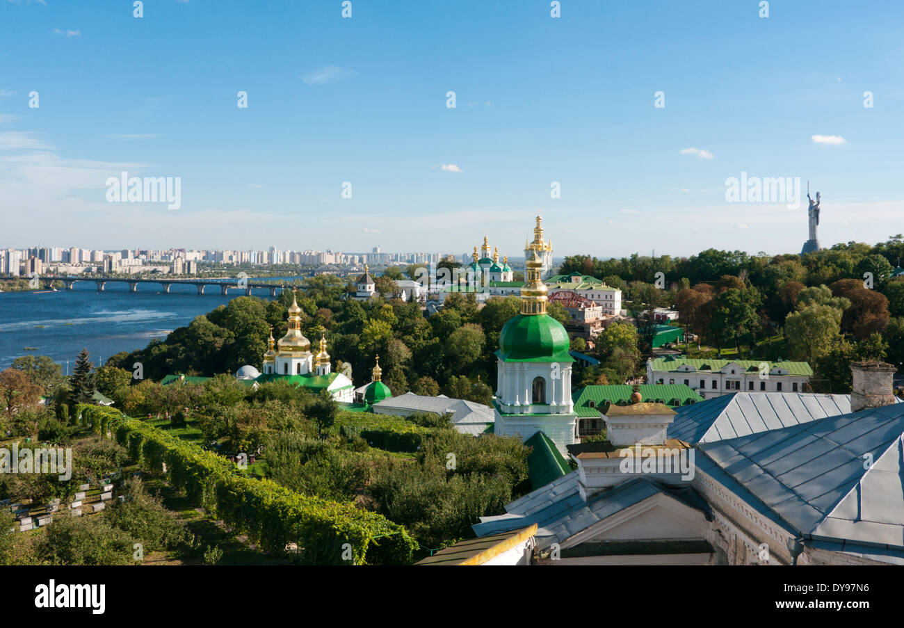 Vu de l'horizon Kiev Petchersk à travers le fleuve Dniepr avec la mère patrie statue sur le droit de l'Ukraine Banque D'Images
