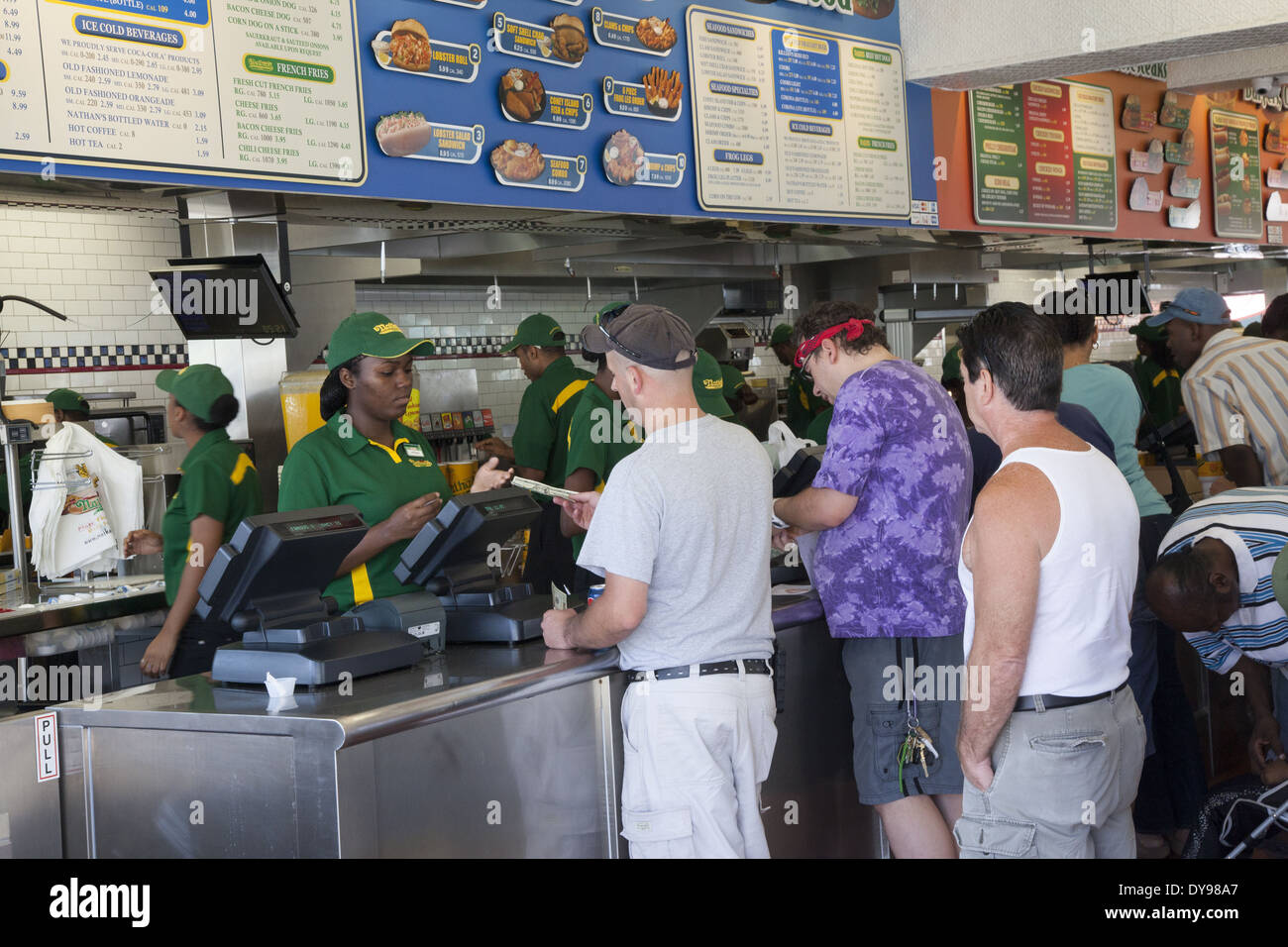 Les gens d'être servi à l'intérieur de l'original de Nathan's, célèbre pour ses hot-dogs à Coney Island, Brooklyn, New York. Banque D'Images
