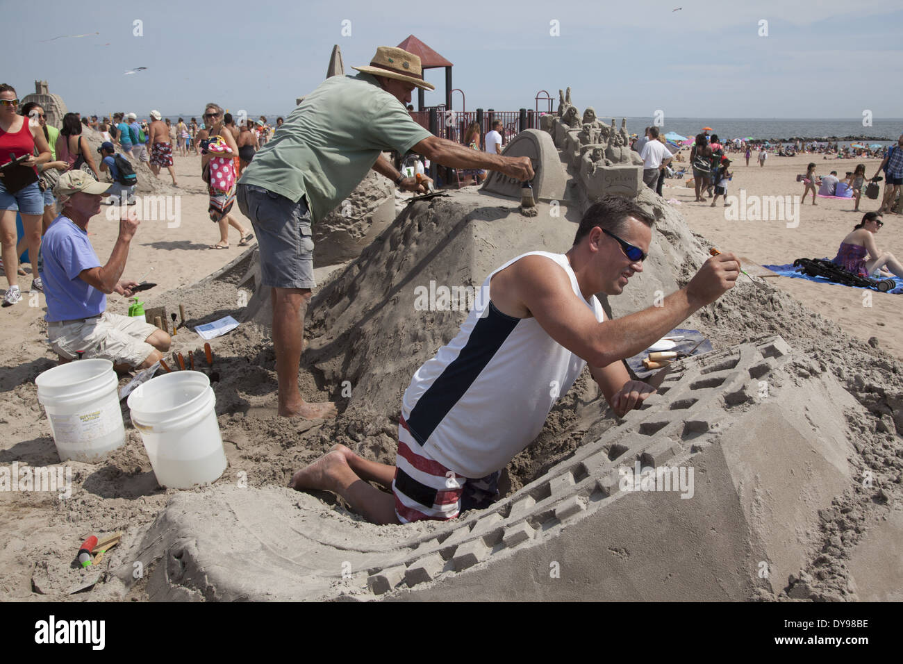 Concours de construction de châteaux de sable annuels à la plage de Coney Island, Brooklyn, New York. Banque D'Images