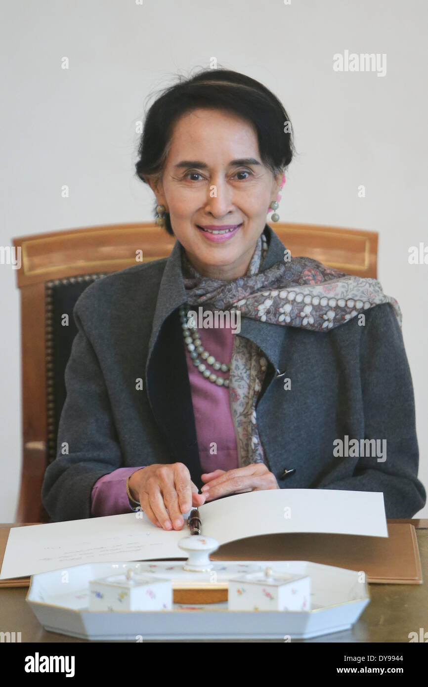 Berlin, Allemagne. 10 avr, 2014. Myanmar Le dirigeant de l'opposition Aung San Suu Kyi sourit après la signature sur le livre d'or au palais présidentiel à Berlin, Allemagne, le 10 avril 2014. Suu Kyi est arrivé jeudi pour une visite de trois jours en Allemagne. Credit : Zhang Fan/Xinhua/Alamy Live News Banque D'Images
