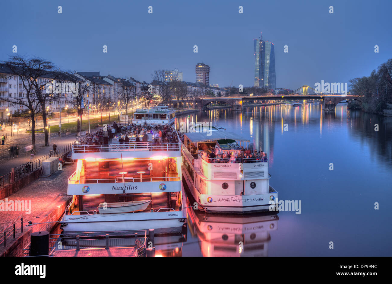 La rivière Main à Francfort avec la BCE (Banque Centrale Européenne) à droite du centre. Banque D'Images