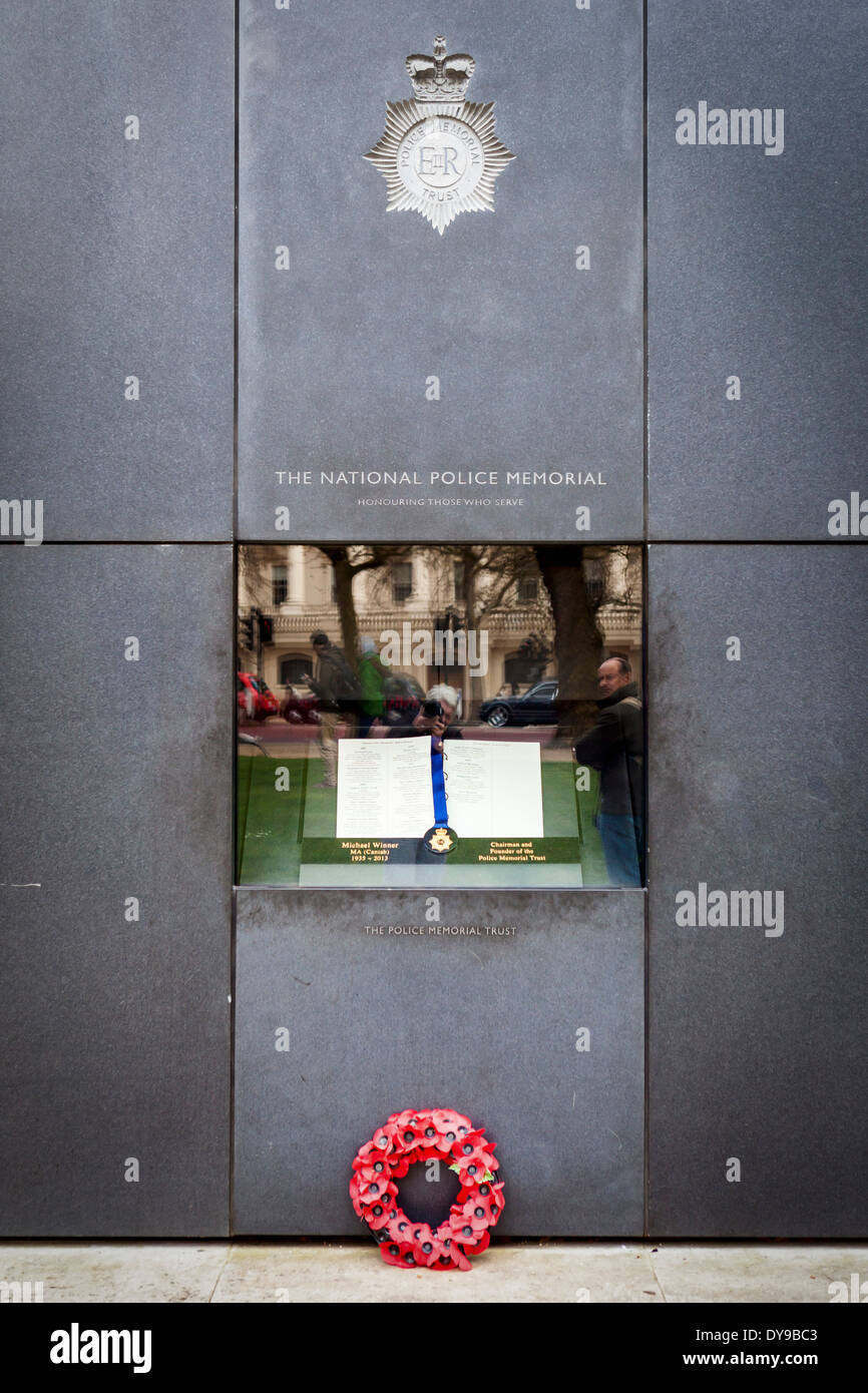 Mémorial de la Police nationale - dalle de granit noir et livre de agents de police décédés par Lord Foster - le Mall, Londres, UK Banque D'Images