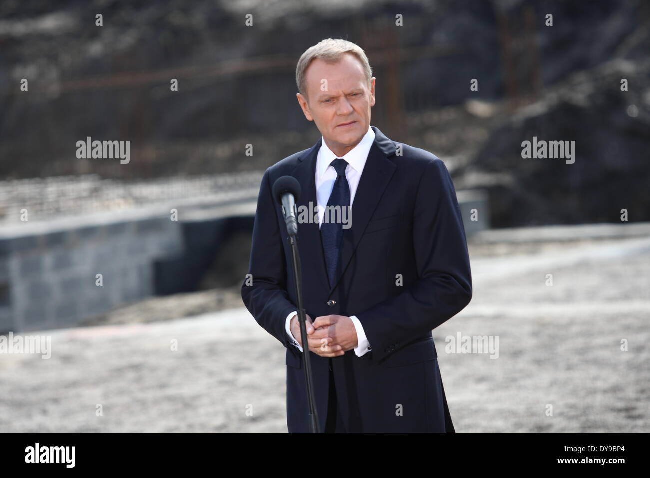 Gdansk, Pologne 10ème, avril 2014 Le Premier ministre polonais Donald Tusk participe à la pose de la pierre angulaire du nouveau foyer de soins pour adultes autistes. Accueil sera nommé dans la mémoire d'Aram Rybicki PM's Tusk ami, qui est mort dans le crash de l'avion présidentiel il y a 4 ans en Russie. Banque D'Images