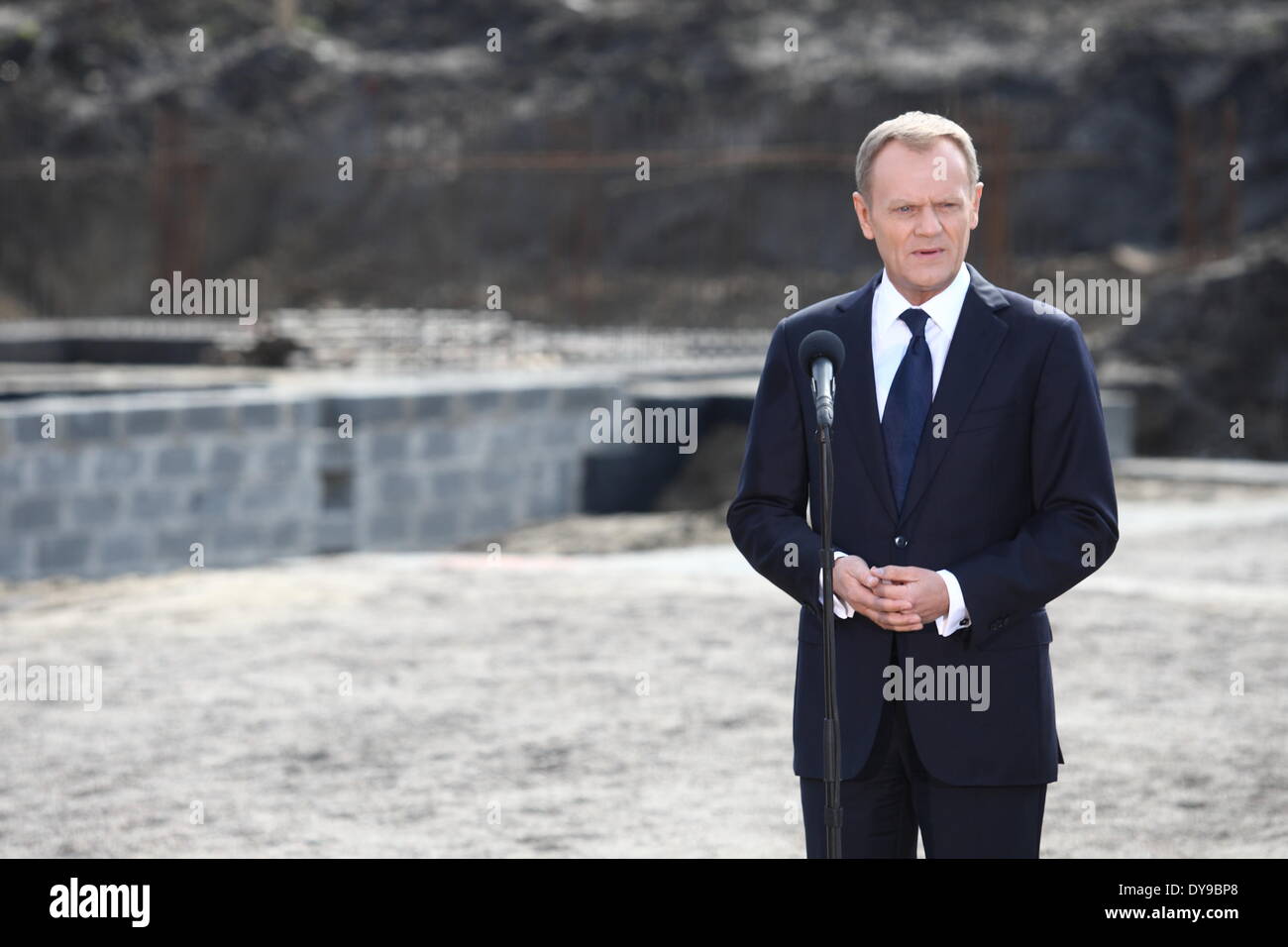 Gdansk, Pologne 10ème, avril 2014 Le Premier ministre polonais Donald Tusk participe à la pose de la pierre angulaire du nouveau foyer de soins pour adultes autistes. Accueil sera nommé dans la mémoire d'Aram Rybicki PM's Tusk ami, qui est mort dans le crash de l'avion présidentiel il y a 4 ans en Russie. Banque D'Images