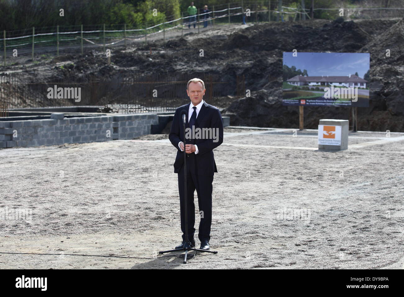Gdansk, Pologne 10ème, avril 2014 Le Premier ministre polonais Donald Tusk participe à la pose de la pierre angulaire du nouveau foyer de soins pour adultes autistes. Accueil sera nommé dans la mémoire d'Aram Rybicki PM's Tusk ami, qui est mort dans le crash de l'avion présidentiel il y a 4 ans en Russie. Banque D'Images
