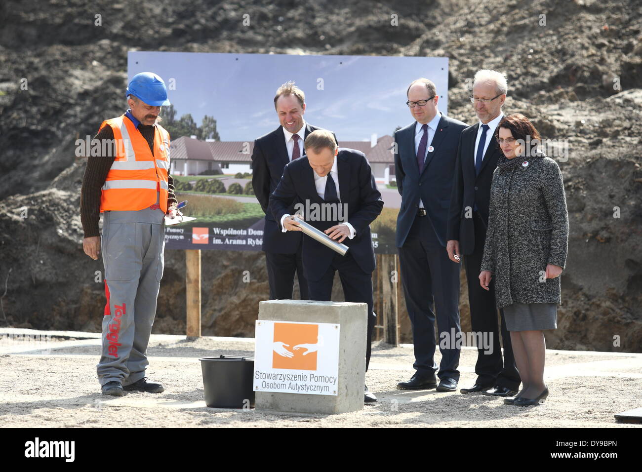 Gdansk, Pologne 10ème, avril 2014 Le Premier ministre polonais Donald Tusk participe à la pose de la pierre angulaire du nouveau foyer de soins pour adultes autistes. Accueil sera nommé dans la mémoire d'Aram Rybicki PM's Tusk ami, qui est mort dans le crash de l'avion présidentiel il y a 4 ans en Russie. Banque D'Images