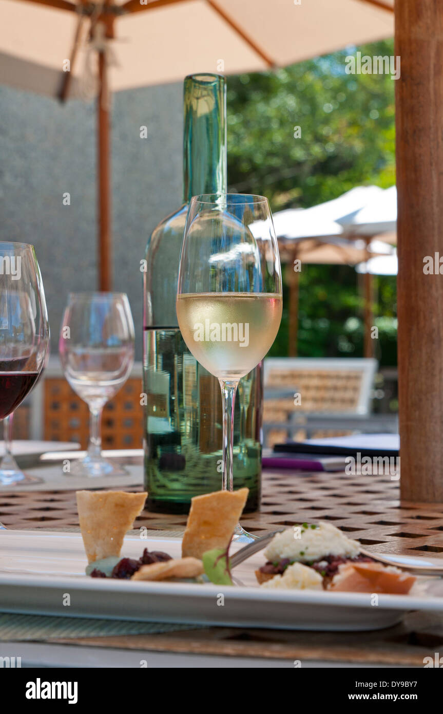 Verre de vin vert bouteille de vin chardonay de hors d'oeuvre en premier plan lumière douce Banque D'Images