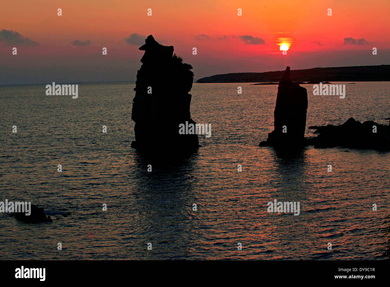 Monument naturel 'Le Colonne' au coucher du soleil de l'île San Pietro (Chieti) Banque D'Images