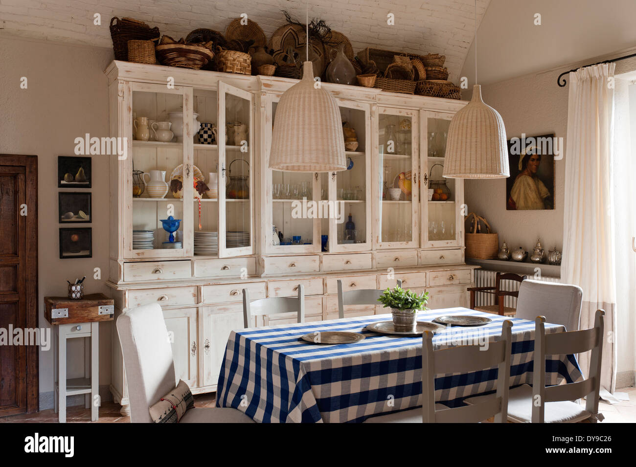 Cuisine rustique avec armoires de style français, vérifié et nappe bleue en osier tissé suspendus Banque D'Images