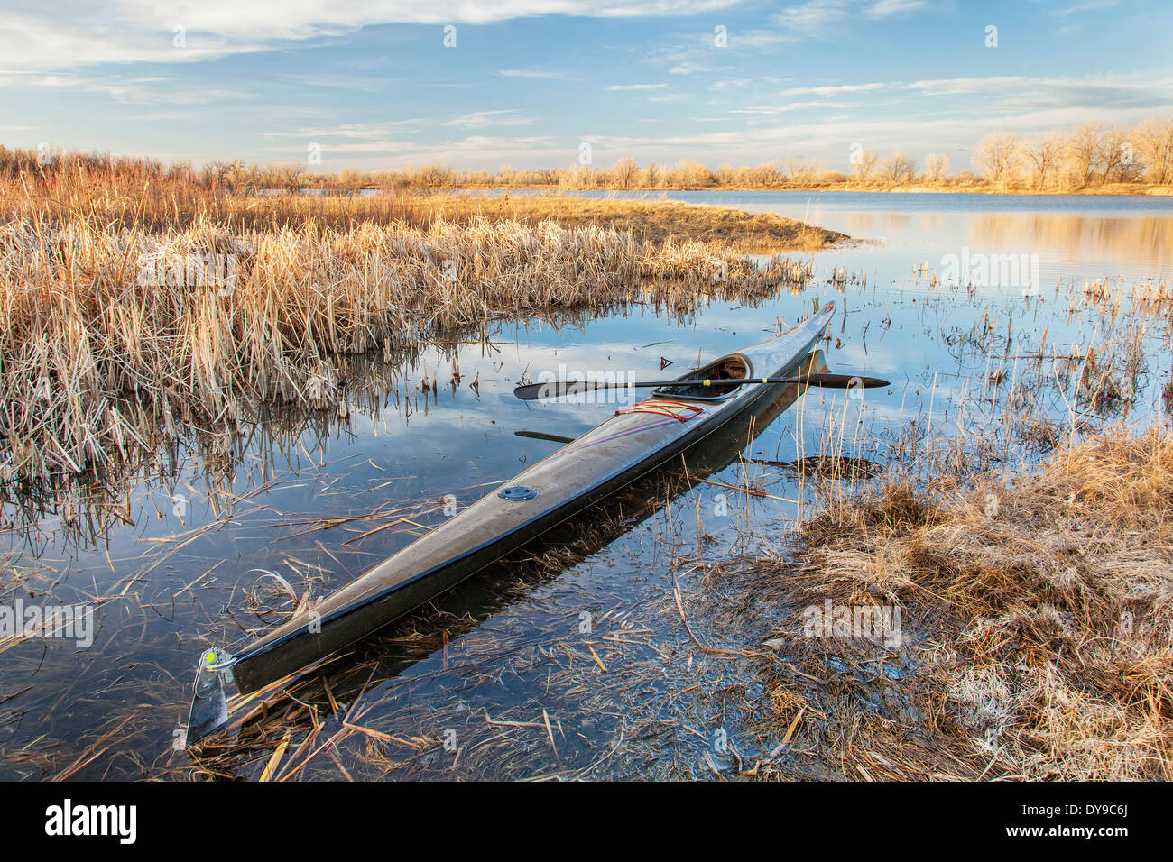 Fibre de carbone slim course en kayak de mer, prêt pour pagayer sur un lac calme dans le Colorado, au début du printemps Banque D'Images