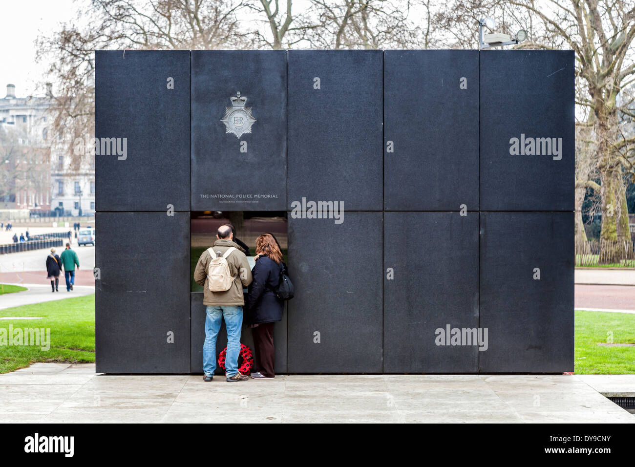 Les gens dans la fenêtre de lecture livre Mémorial de la Police nationale - dalle de granit noir conçu par Lord Foster - le Mall, Londres, UK Banque D'Images