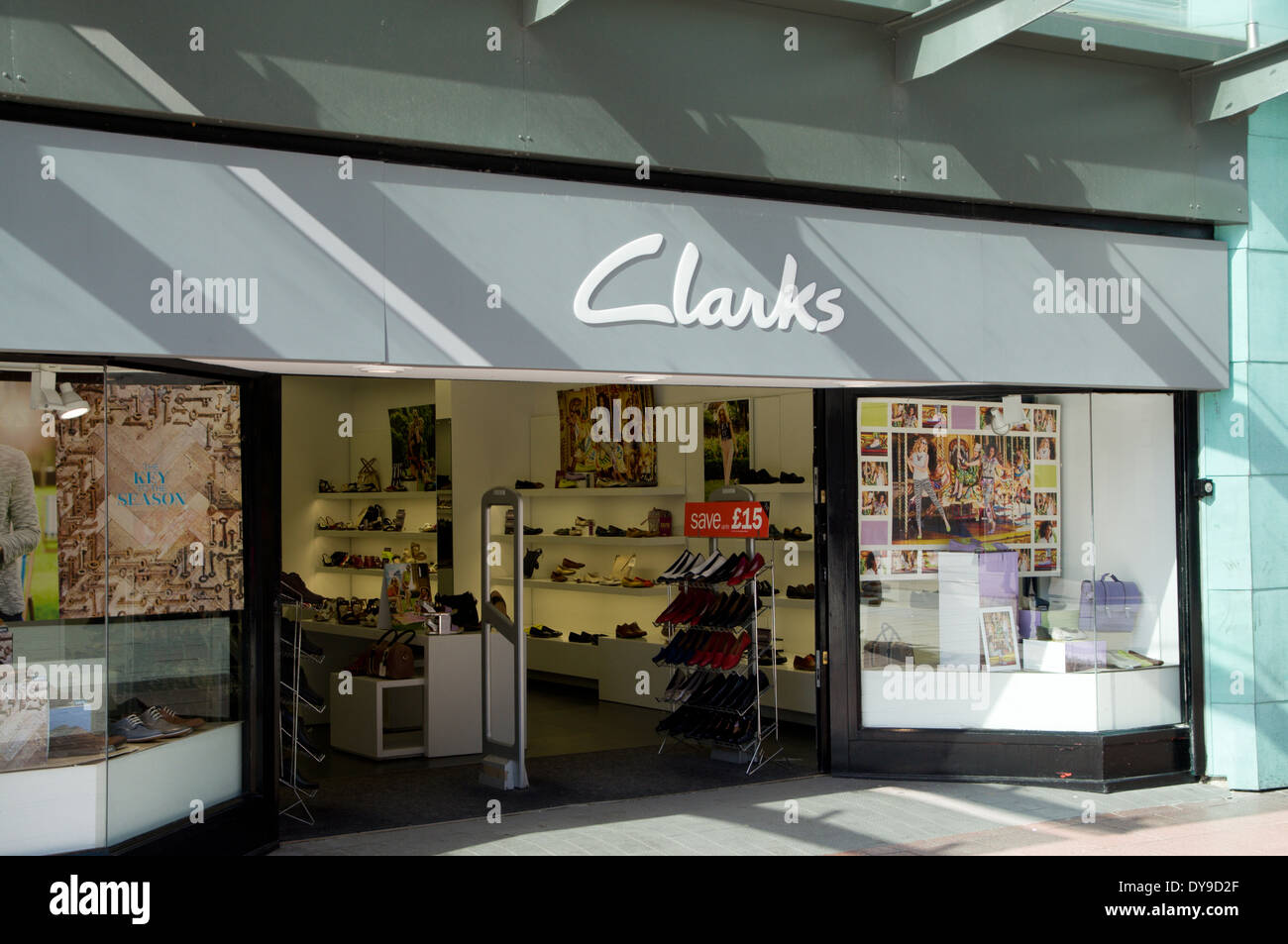 Magasin de chaussures clarks Banque de photographies et d'images à haute  résolution - Alamy