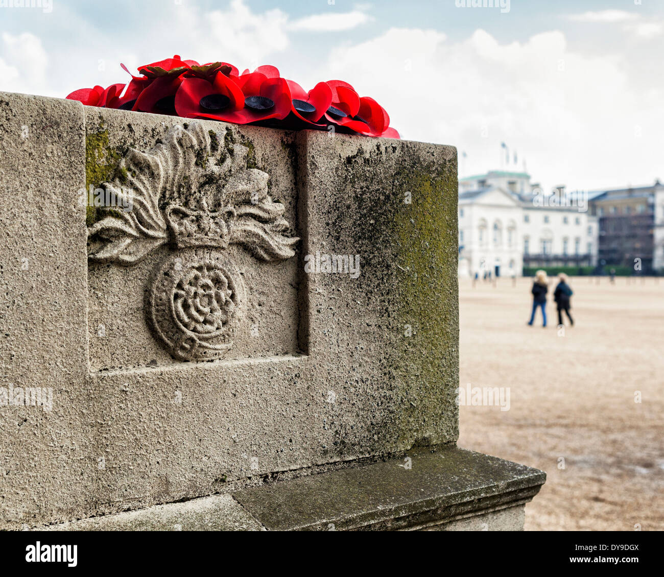 Détail de Royal Naval Memorial Division conçu par Edwin Luytens et pavot rouge couronne - Horse Guards Parade, London, UK Banque D'Images