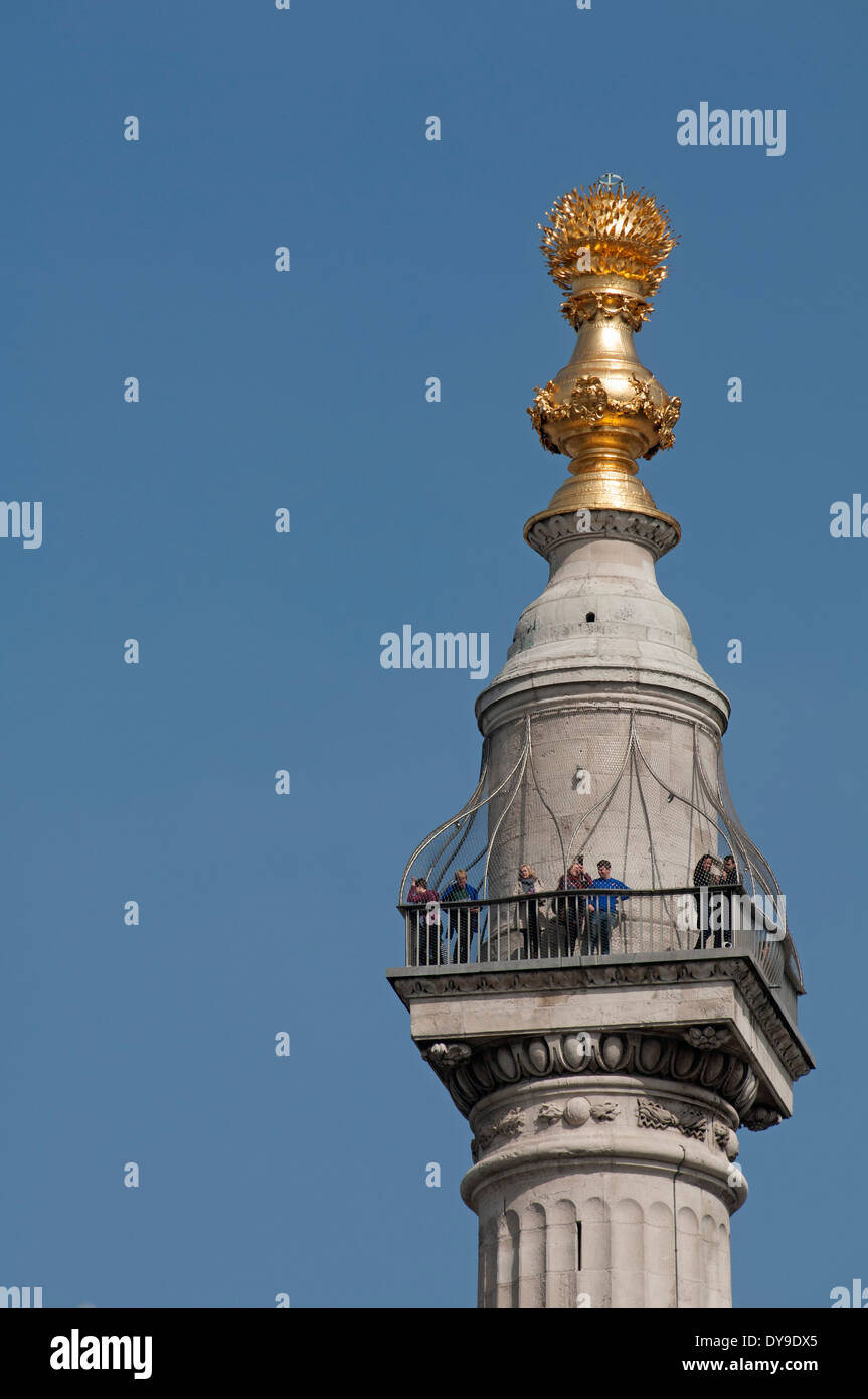 Du tourisme sur la plate-forme panoramique au Monument au Grand Incendie de Londres plate-forme panoramique, centre de Londres, Angleterre, RU Banque D'Images
