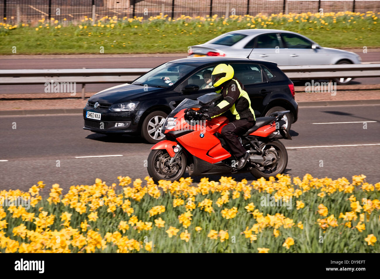 Défilement d'une moto BMW K1300S voyageant le long de la route des jonquilles Kingsway West à deux voies dans Dundee, Royaume-Uni Banque D'Images