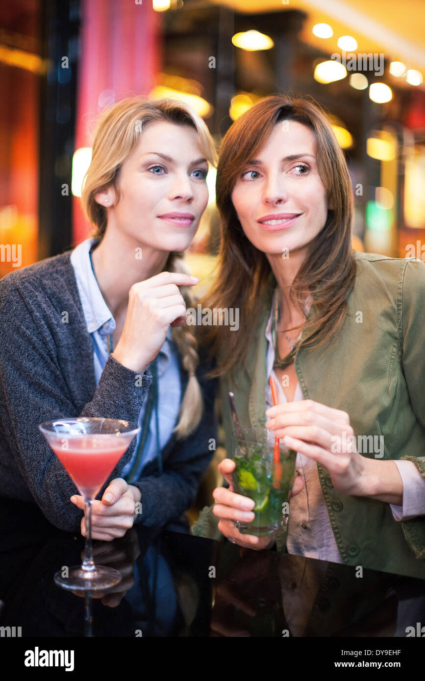 Les femmes ayant un cocktail au bar Banque D'Images