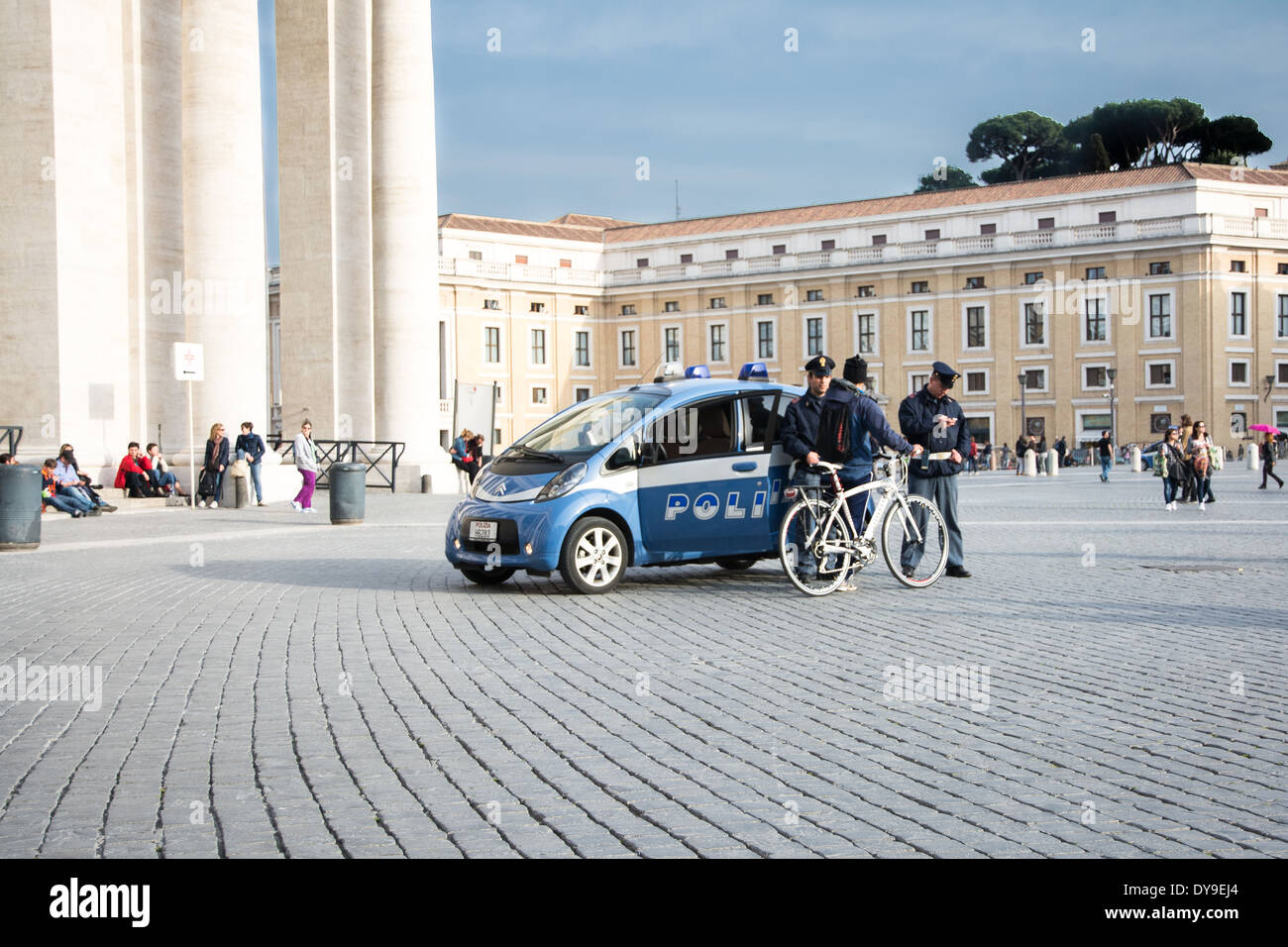 Cité du Vatican, État de la cité du Vatican-mars 15,2014:Les agents de police sur la Place Saint Pierre au Vatican a été un jour d'été Banque D'Images