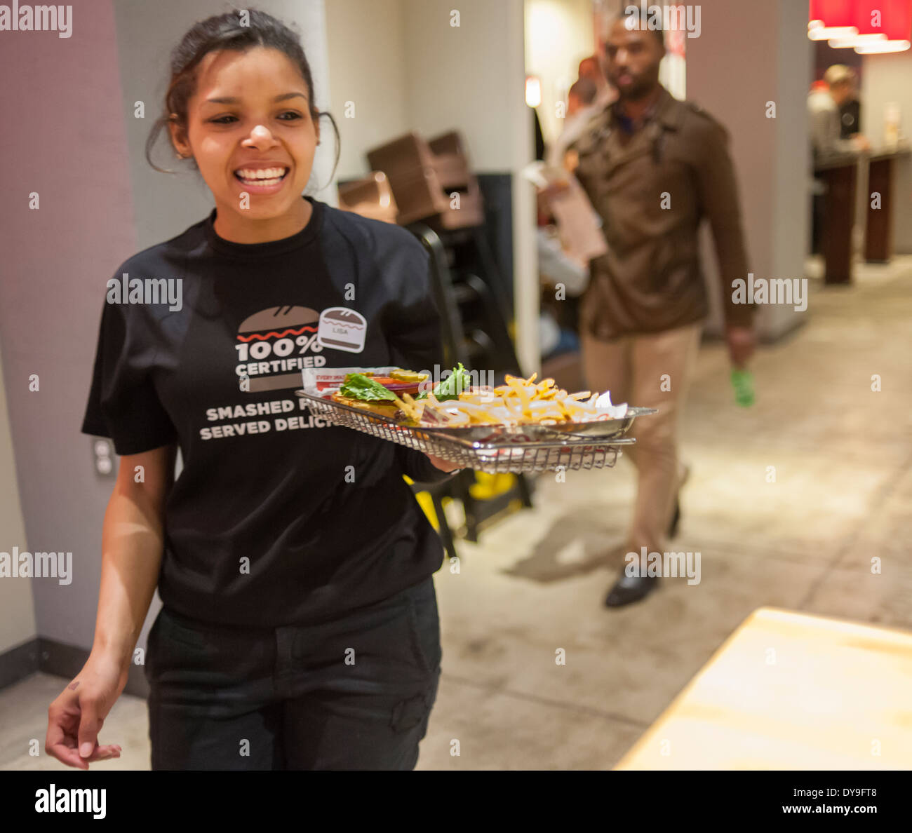 Serveur offre une commande au nouveau Smashburger restaurant à New York  Photo Stock - Alamy