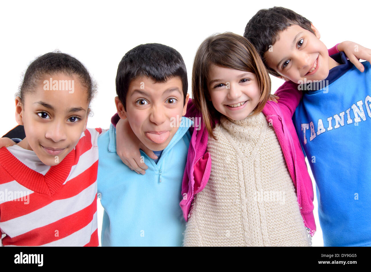Groupe d'enfants heureux isolé dans White Banque D'Images