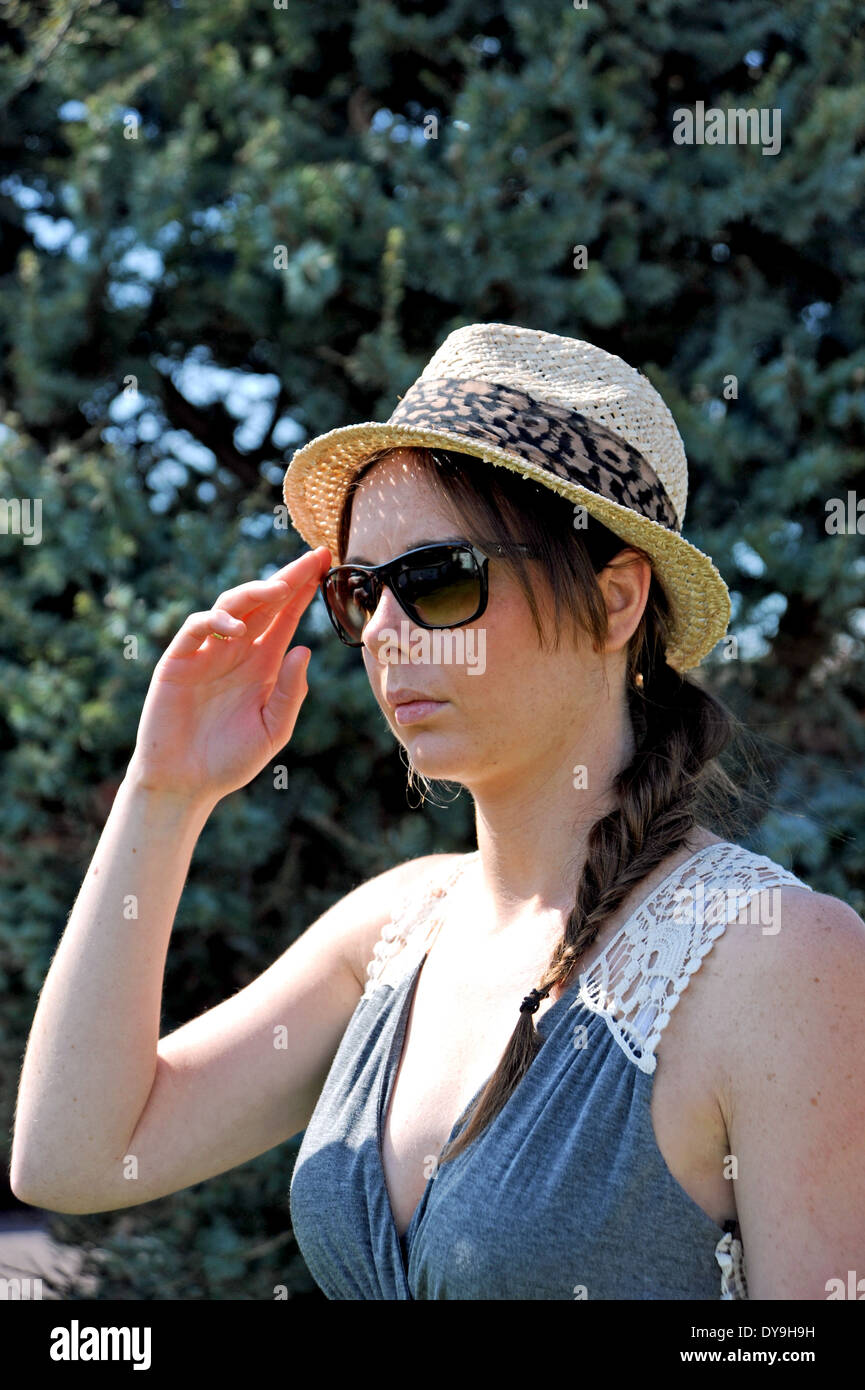 Jeune femme de 20 ans portant des lunettes Ray Ban et de paille style  vraiment hat summer mode photographie prise par Simon Dack Photo Stock -  Alamy
