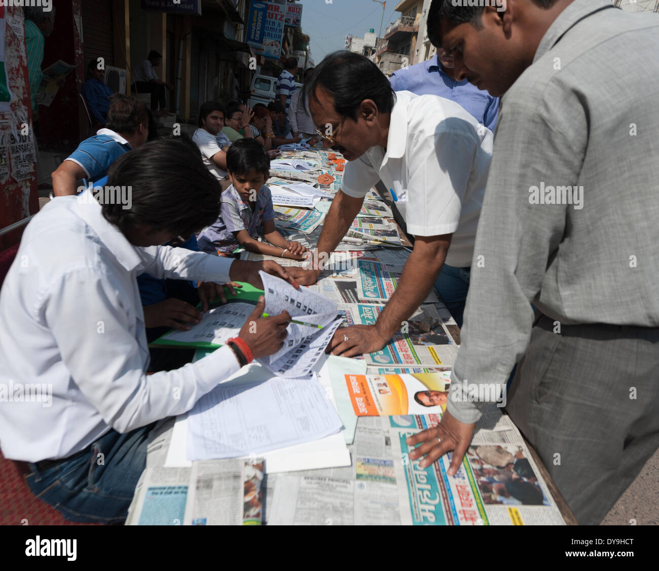 Old Delhi, Inde. 10 avril, 2014. Le déroulement de l'élection le jeudi pour sept sièges à la Lok Sabha capital du souscontinent. Vu que l'essai d'aam aadmi partie érosion du soutien perçu, base de l'allégation de BJP odi 'Wave' et l'affirmation par le Congrès qu'il est en train de reprendre le terrain perdu après l'éreintement dans dernière assemblée des sondages. Sur la photo : les électeurs votent dans les rues de vieux Delhi. Credit : Lee Thomas/Alamy Live News Banque D'Images