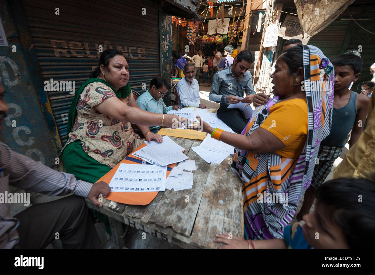 10 avril, 2014. Old Delhi, Inde. Le déroulement de l'élection le jeudi pour sept sièges à la Lok Sabha capital du souscontinent. Vu que l'essai d'aam aadmi partie érosion du soutien perçu, base de l'allégation de BJP odi 'Wave' et l'affirmation par le Congrès qu'il est en train de reprendre le terrain perdu après l'éreintement dans dernière assemblée des sondages. Photo : une femme sa voix dans les rues de vieux Delhi. Banque D'Images