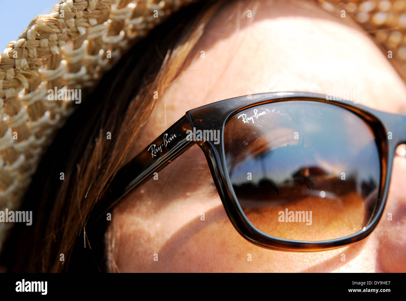 Jeune femme de 20 ans portant des lunettes Ray Ban et de paille style  vraiment hat summer mode Photo Stock - Alamy